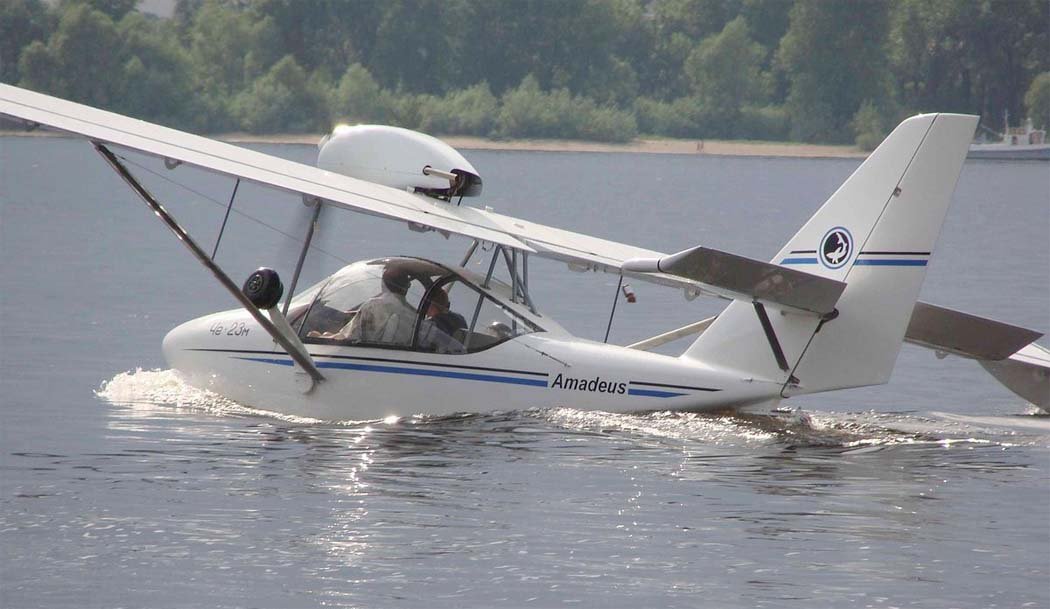 Che-23 avión anfibio ligero