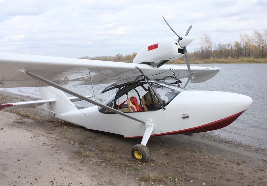 Che-23 avión anfibio ligero