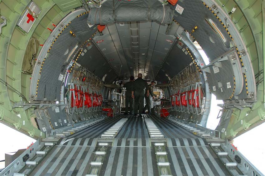 CASA CN-235, avión de transporte militar medio
